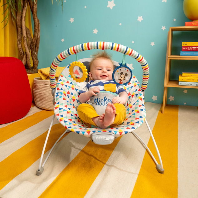 BRIGHT STARTS Lehátko vibrujúce MICKEY MOUSE Happy Triangles™ 0m+ do 9kg