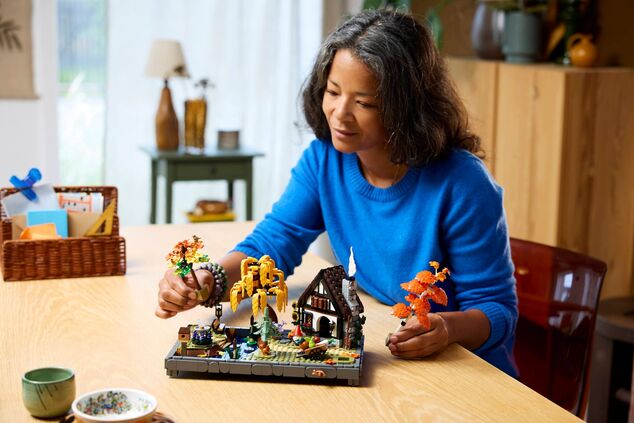 LEGO® Icons 11372 Chata a jesenná záhrada