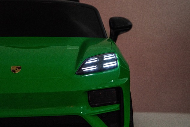 Elektrické autíčko Porsche Macan 12V s pohonom zadných kolies a licenciou (Jednomiestne),