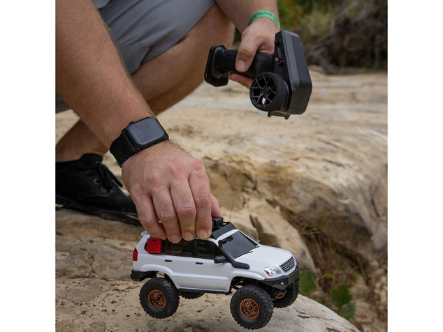 Axial SCX24 Lexus GX 470 1:24 4WD RTR biely