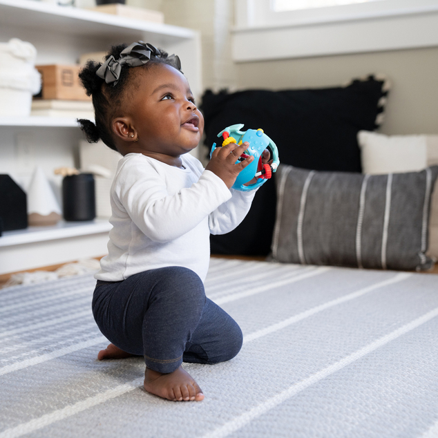 BABY EINSTEIN Juguete sensorial pelota con mordedor Rattle &amp; Sense™ 3m+