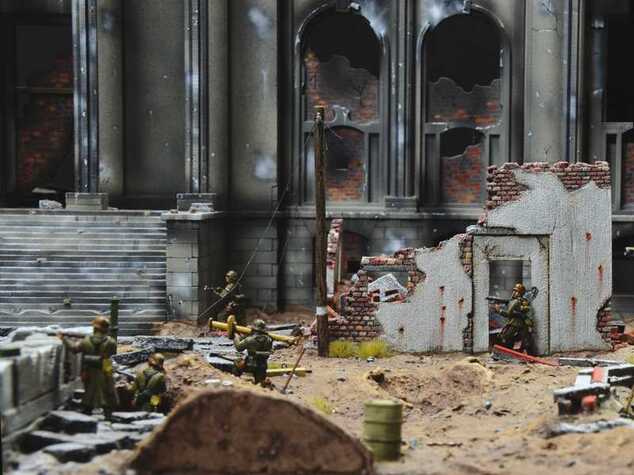 Model Kit diorama 6195 - Berlin 1945: Battle for the Reichstag (1:72)