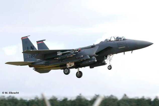 Plastikmodellbausatz Flugzeug 03972 - F-15E Strike Eagle &amp; Bombs (1: 144)