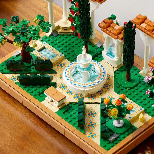 LEGO® Icons 10359 Záhrada s fontánou