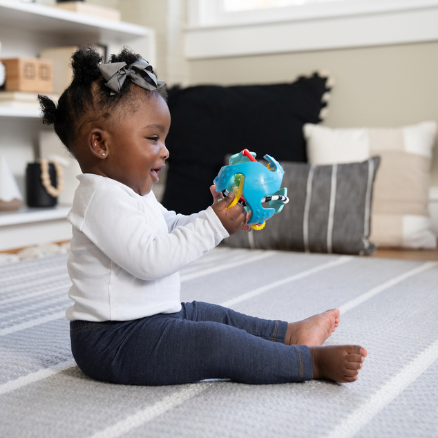BABY EINSTEIN Juguete sensorial pelota con mordedor Rattle &amp; Sense™ 3m+