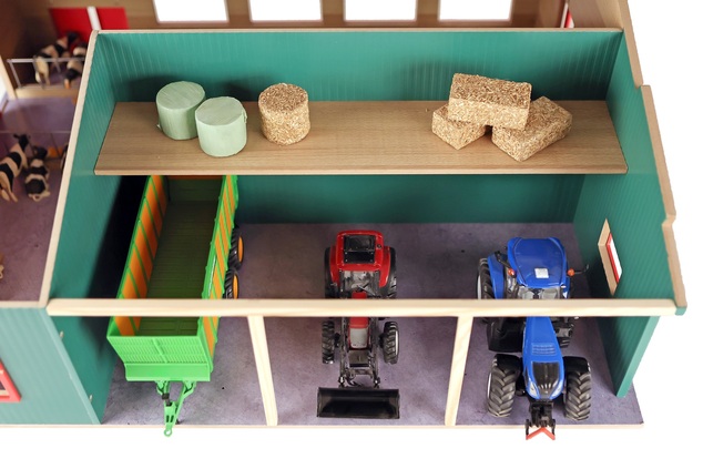 Kids Globe Farming Kuhstall mit Lager und Weide aus Holz 1:32 in Schachtel