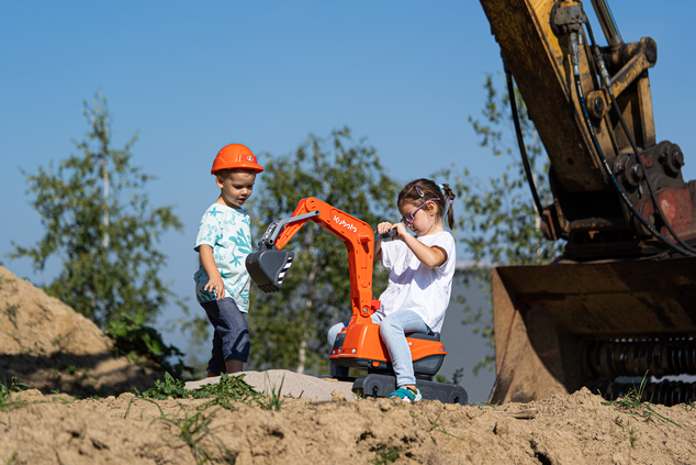 Falk Bager Kubota KX085-5 s otvárateľným sedadlom a prilbou