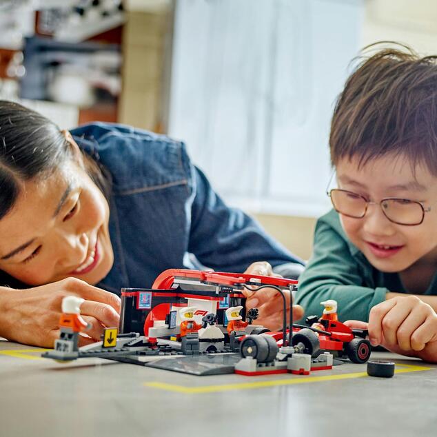 LEGO® City 60443 Oprire în F1® și Echipajul de la boxe cu mașina Ferrari