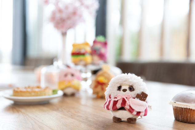 NICI plyš MyMochi Panda Kono 8 cm v kostýme popcorn s čokoládou, set darčekové bal.