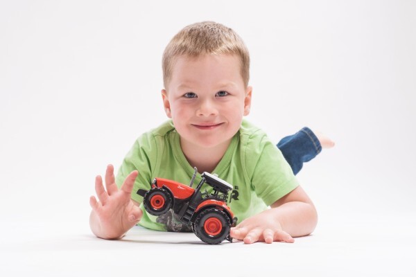 Traktor Zetor plast 9x14cm na zotrvačník na bat. so svetlom so zvukom