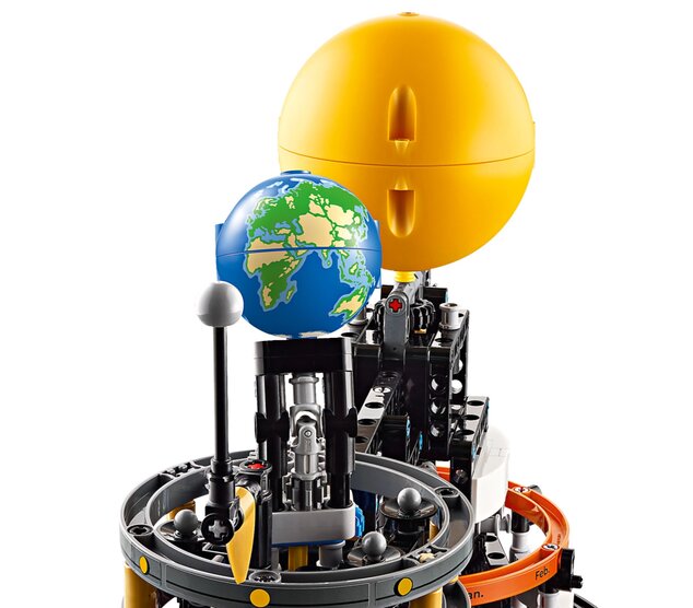 LEGO® Technic 42179 Planeta Pământ și Luna pe orbită