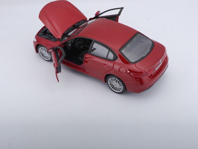 Bburago 1:24 Plus Alfa Romeo Giulia (2016) Metallic Rot
