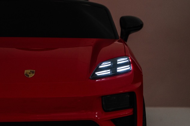 Elektrické autíčko Porsche Macan 12V s pohonom zadných kolies a licenciou (Jednomiestne),