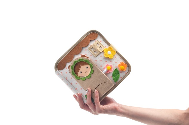 2Kids Toys Libro sensoriale busy Casa con bambola
