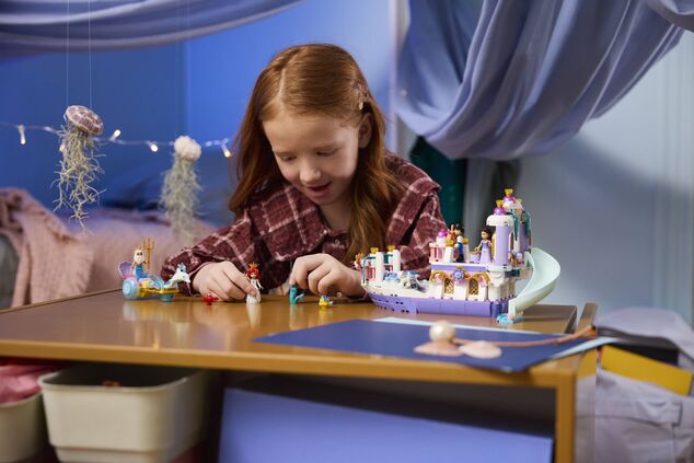 LEGO® Disney™ 43299 Arielina kráľovská svadobná loď