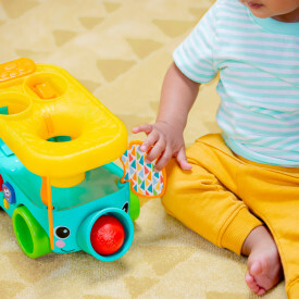 BRIGHT STARTS Autíčko vkladacie s loptičkami Pop &amp; Roll Safari Bus™