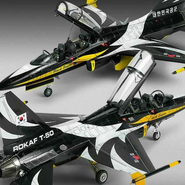Kit model avion 12242 - ROKAF T-50B "BLACK EAGLES" (1:48)