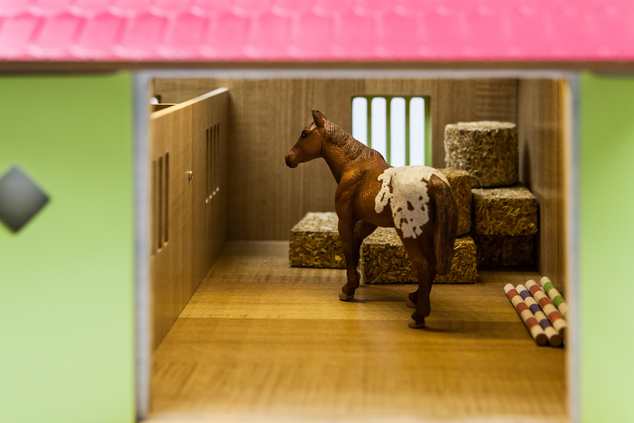 Kids Globe Horses écurie pour chevaux en bois 51x40,5x27,5cm rose 1:24 en boîte