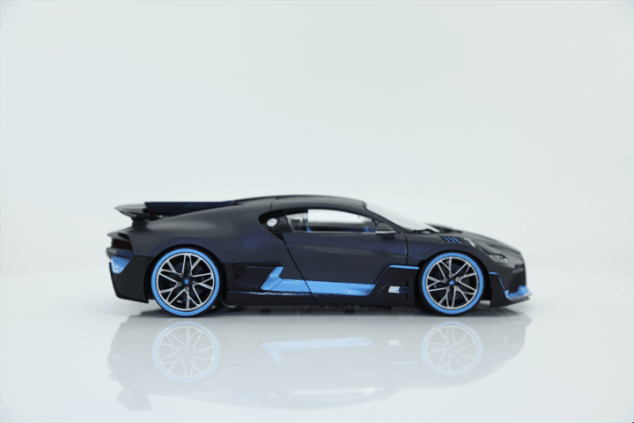 Bburago 1:18 TOP Bugatti Divo Grey