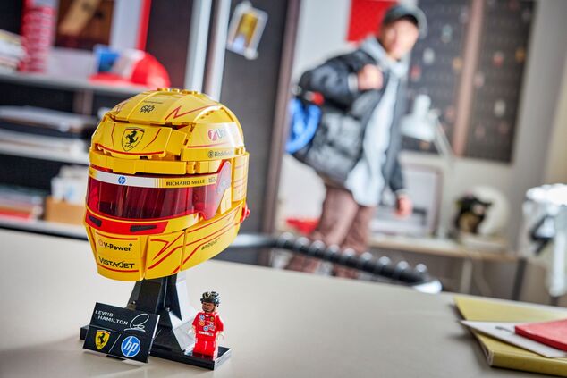 LEGO® Editions 43022 Prilba Lewis Hamilton zo Scuderia Ferrari HP