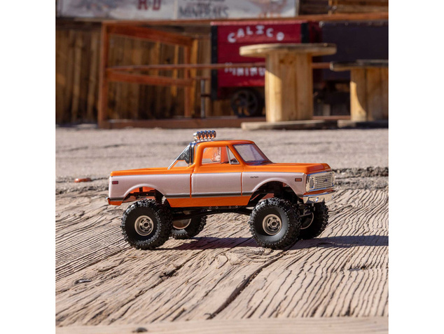 Axial SCX24 Chevrolet C10 1971 1:24 4WD RTR oranžni