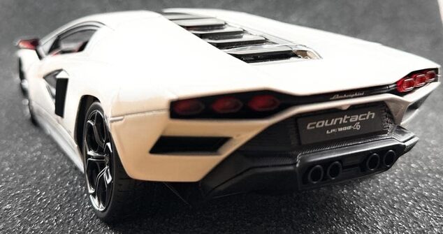 Maisto - Lamborghini Countach LPI 800-4, biele, 1:18