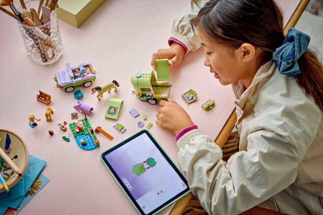LEGO® Friends 42695 Príves s koňom a žriebätkom
