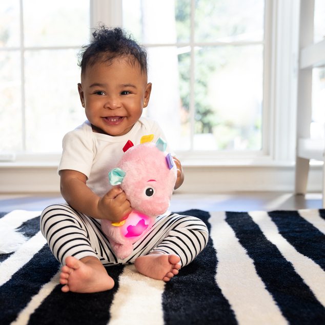 BABY EINSTEIN Hračka uklidňující se senzorem pláče - mořský koník růžový