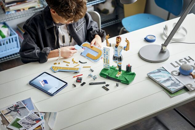 LEGO® Editions 43015 Lionel Messi – Futbalová legenda