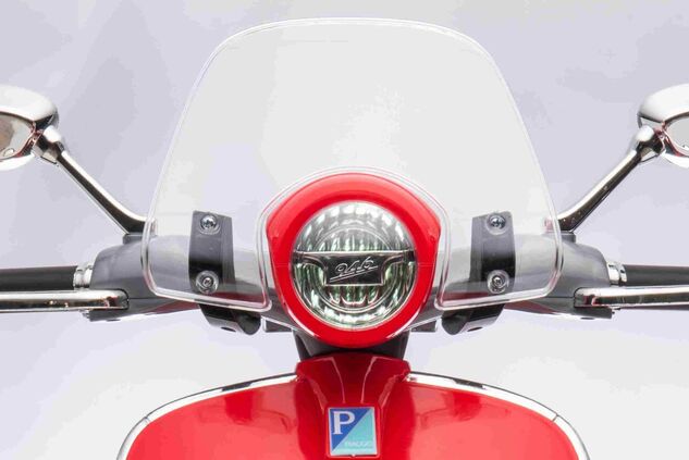 Elektrická motorka Vespa 946 aj so spätným chodom, červené, s pomocnými kolesami