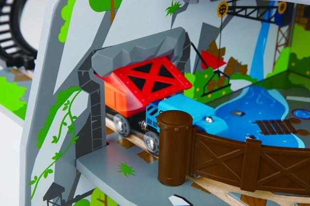 Hape Train verfolgt große Bergmine