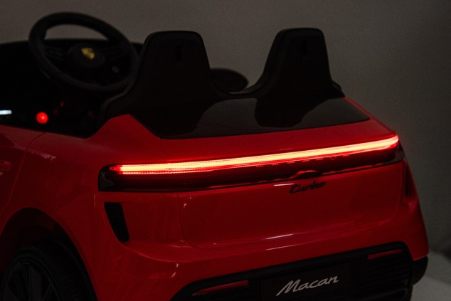 Elektrické autíčko Porsche Macan 12V s pohonom zadných kolies a licenciou (Jednomiestne),