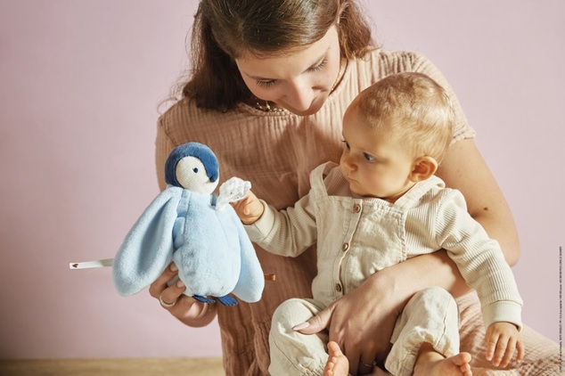Kaloo Complices Plyšový tučniak s plienočkou modrý 20 cm