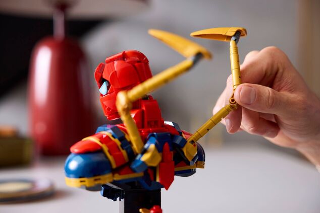 LEGO® Marvel 76326 Busta Iron Spider-Mana