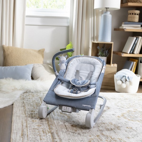 INGENUITY Sdraio massaggiante vibrante con melodia Happy Belly™ Rock-to-Bounce – Chambray 0m+