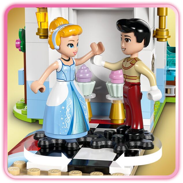 LEGO® Disney 43275 Popoluškin zámok a kočiar s koňmi
