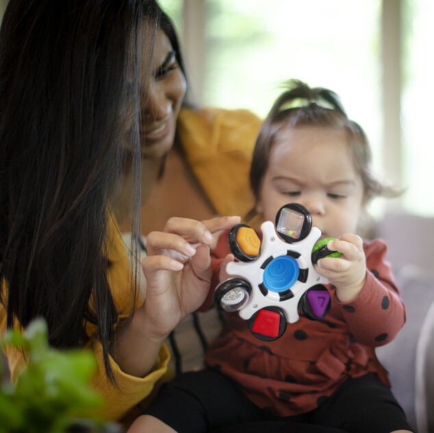 BABY EINSTEIN Érzőjáték Curiosity Clutch ™ 3m +