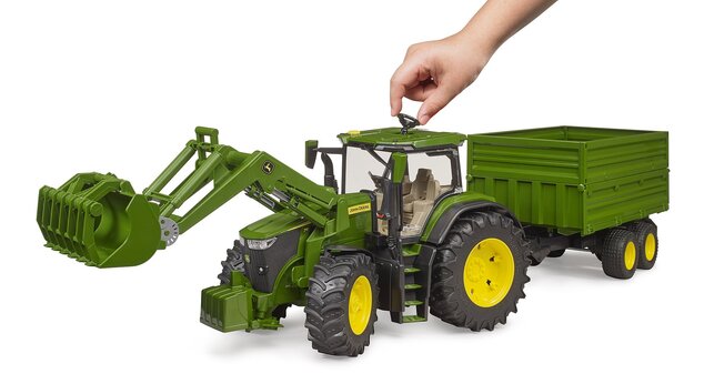 Bruder Traktor John Deere s predným nakladačom a sklápacím prívesom