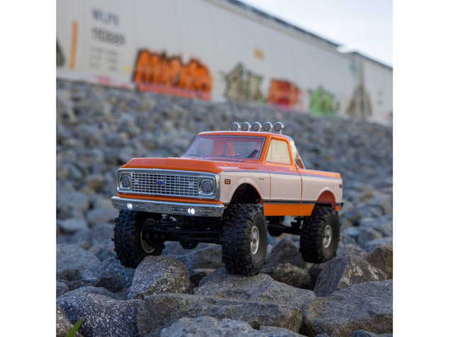 Axial SCX24 Chevrolet C10 1971 1:24 4WD RTR oranžni