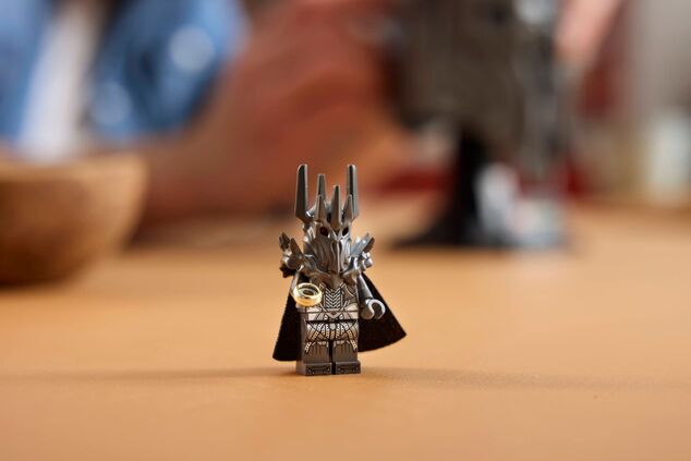 LEGO® Icons 11373 Pán prsteňov: Sauronova helma