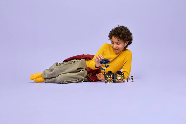 LEGO® Wednesday 76784 Čierna georgína