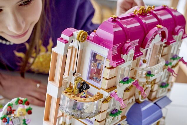 LEGO® Friends 42704 Grandhotel v mestečku Heartlake