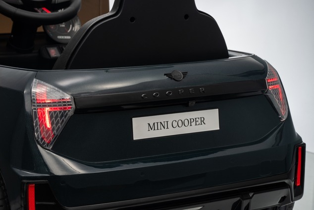Elektrické autíčko BMW Mini Cooper 12V, čierne, USB Vstup s Bluetooth pripojením na MP3 Pr