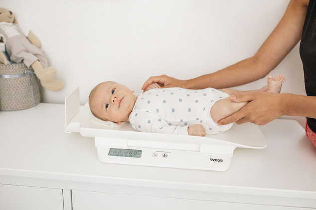 Digitale Babywaage mit Messgerät
