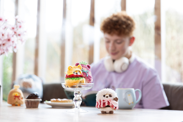 NICI plyš MyMochi Tiger Tiggy 8cm v kostýme hamburger a uhorka, set darčekové balenie