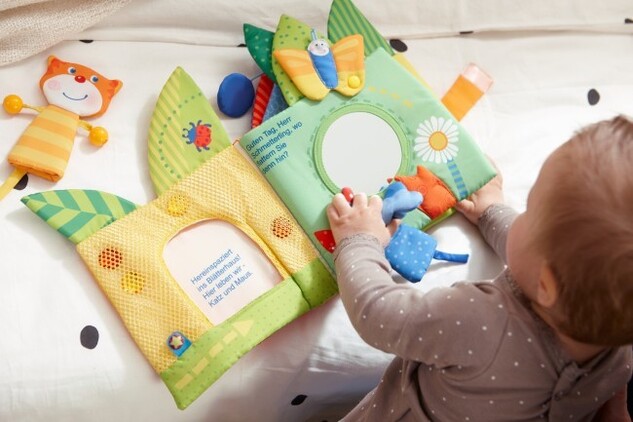Haba Kniha s mnohými aktivitami Domček pod listami