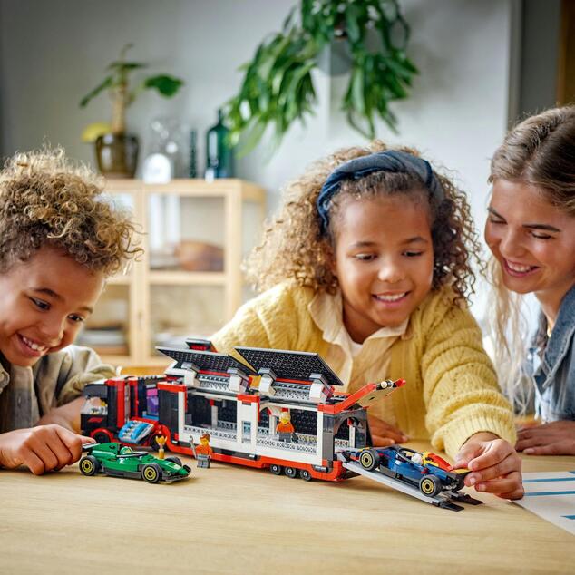 LEGO® City 60445 Kamión F1® s autami RB20 a AMR24 F1®