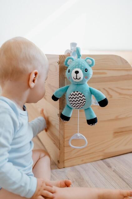 Medvedík babyted naťahovací plyš 30cm záves na postieľku/kočík