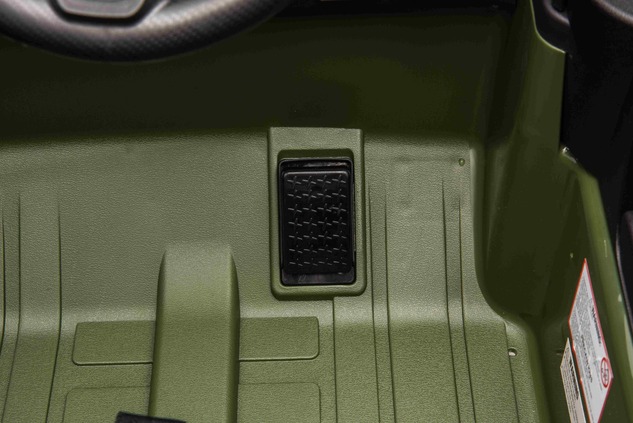 Elektrické autíčko Toyota Landcruiser 12V, vojenské zelené, široké jednomiestne sedadlo, 2