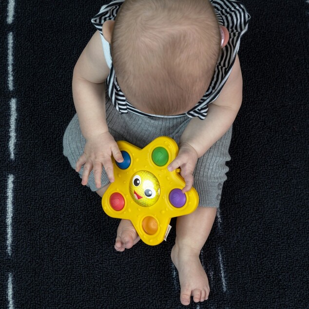 BABY EINSTEIN Jucărie activă cu ventuză Pop &amp; Glow Starfish™ 6m+